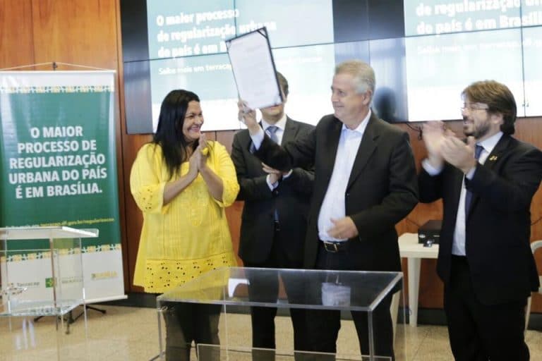 GDF assina decreto que  regulamenta a venda direta de lotes em condomínios e a certidão de regularização fundiária do Distrito Federal.