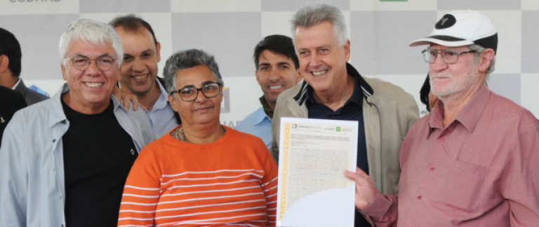 Rollemberg entrega 500 escrituras para moradores de Samambaia