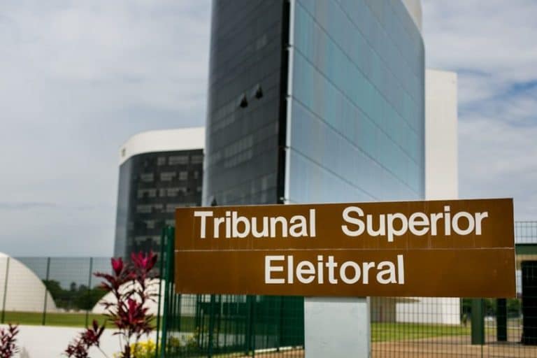 Rosa Weber pede vista, mas TSE forma maioria contra filiados do PTB-DF