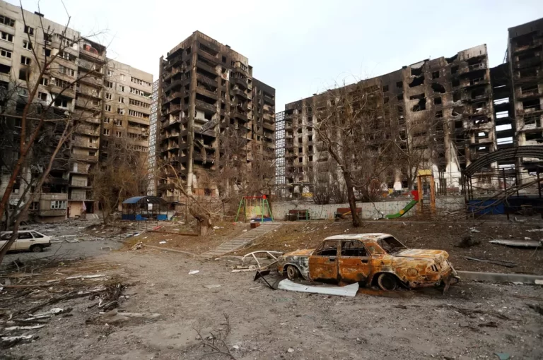 Homem mais rico da Ucrânia promete reconstruir cidade sitiada de Mariupol