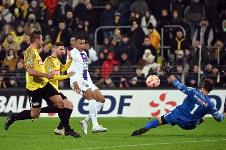 Veja fotos do jogo entre Pays de Cassel e Paris Saint-Germain pela Copa da França