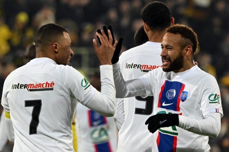 Mbappé marca cinco vezes, PSG goleia Pays de Cassel e avança na Copa da França