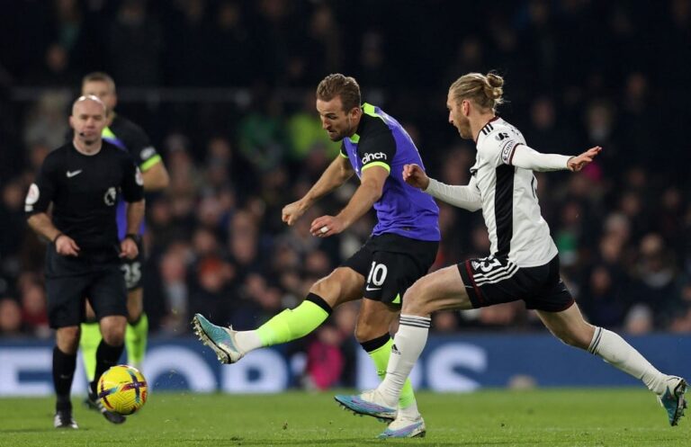 Com gol e marca histórica de Kane, Tottenham bate o Fulham e se recupera no Inglês