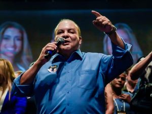 Defesa entrega celular de Ibaneis Rocha à Polícia Federal
