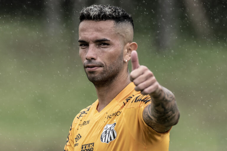 Carabajal pede passagem e pode ser novidade do Santos para duelo com Água Santa
