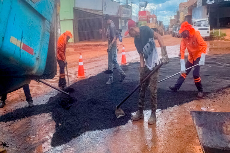 Força-tarefa em 3 RAs usou 583 toneladas de massa asfáltica na 1ª semana