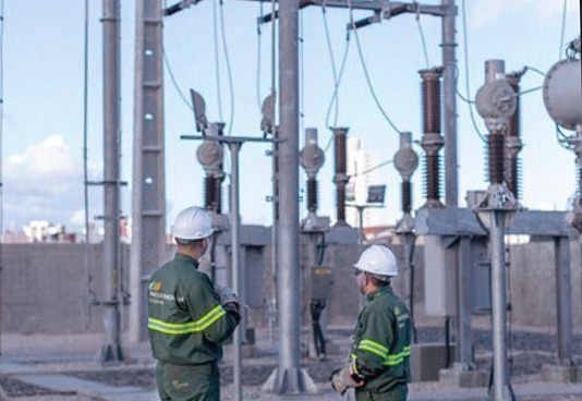 Poda de árvores e construção de rede deixam duas regiões sem energia