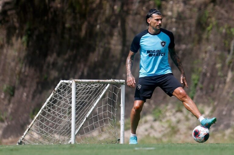Luís Castro ganha opções para duelo do Botafogo contra o Madureira