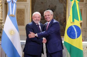 Lula diz que “problema” da Venezuela será resolvido com diálogo e afirma que país será tratado normalmente
