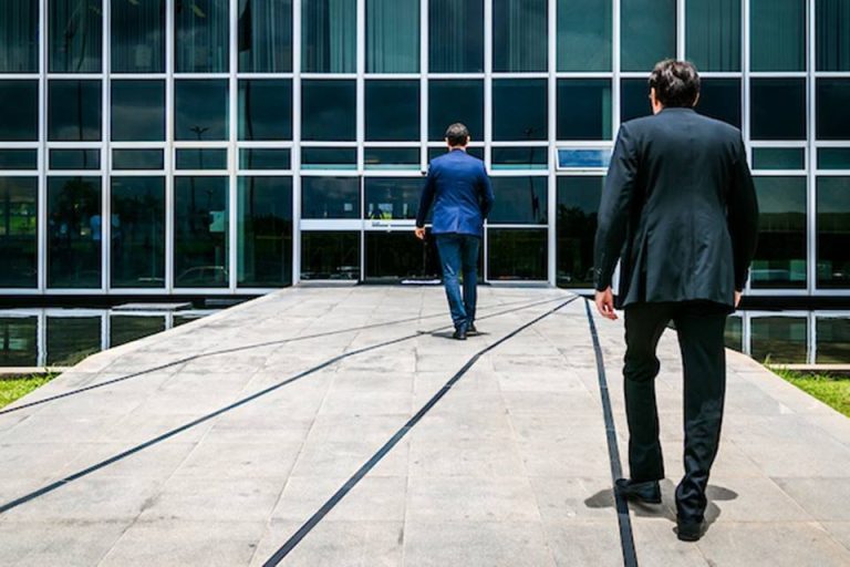 Aprovados em concurso público no DF ficam sem bolsa e denunciam calote
