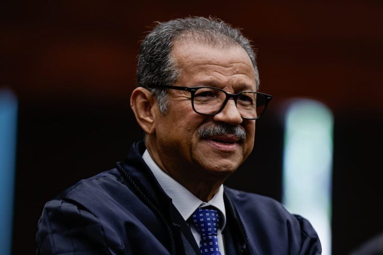 Foragidos, bolsonaristas desafiam Justiça e pedem Pix em live no Insta
