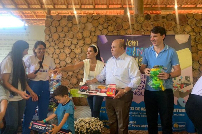 Ibaneis distribui brinquedos para 250 crianças em ação social no DF