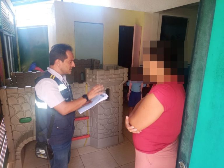 Creche onde criança ficou trancada no escuro com baratas é interditada