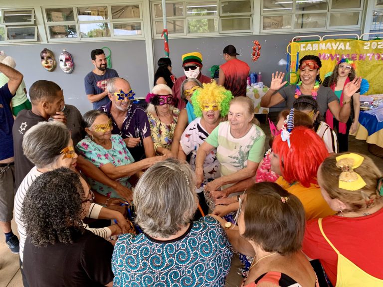 Grupo de idosos celebra o sétimo baile de carnaval na UBS 7 de Taguatinga