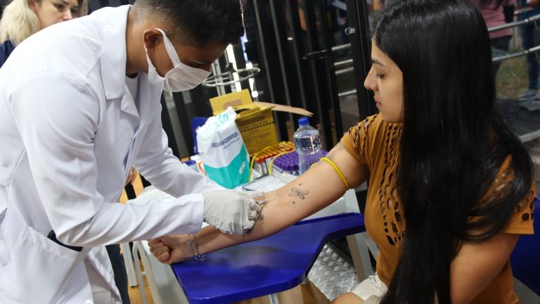 Unidade móvel faz 100 atendimentos diários no combate à dengue