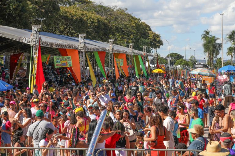 Último dia do Carnaval reúne foliões no Plano Piloto e em Taguatinga