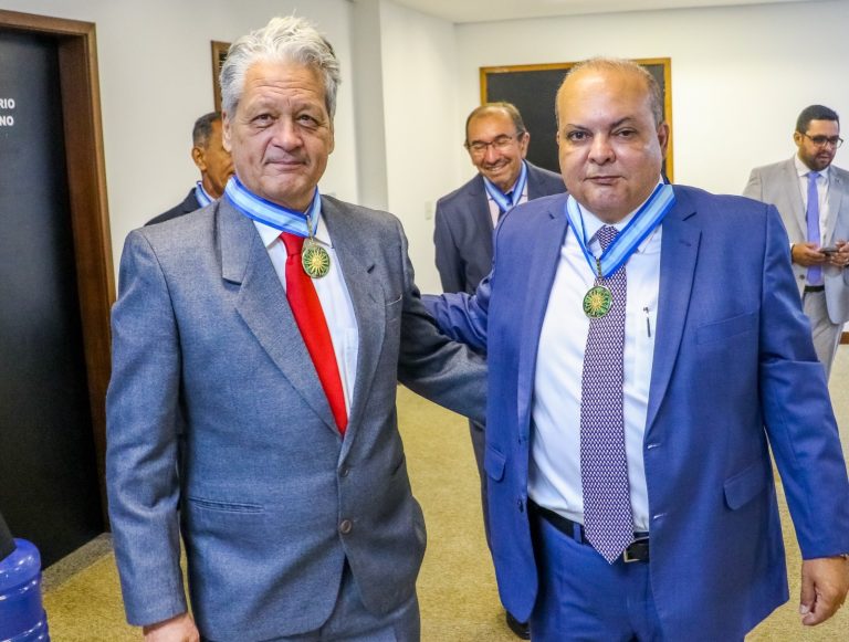 Familiares, amigos e autoridades se despedem do jornalista Paulo Pestana