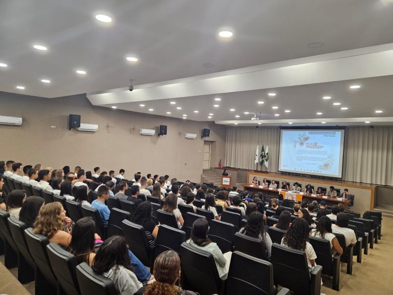 Sessão solene inicia ano acadêmico na Escola Superior de Ciências da Saúde