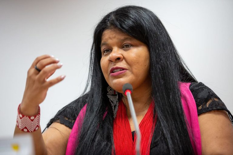 Lei do marco temporal já trava novas demarcações, diz Sonia Guajajara