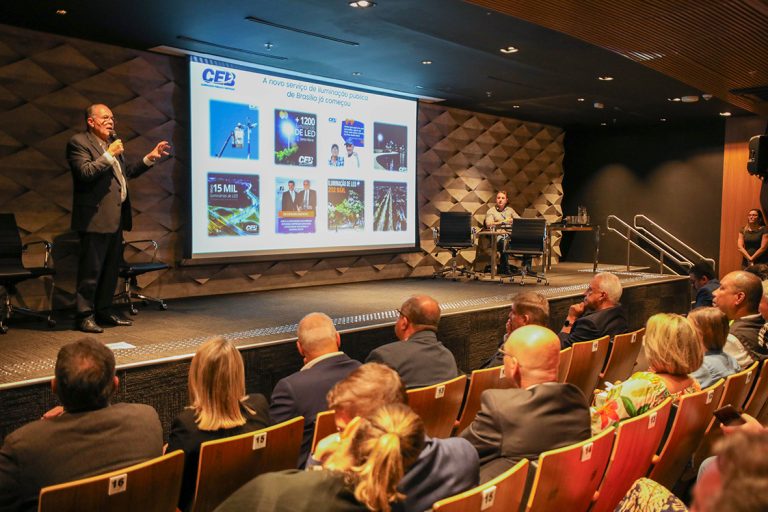 Instalação de postes interrompe fornecimento de energia no SOF Sul