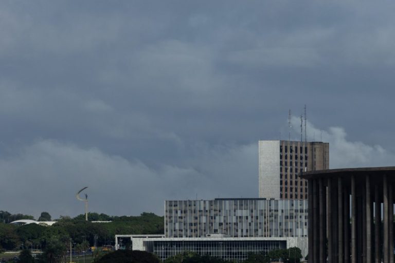 Distrito Federal amanhece com céu encoberto por neblina. Veja imagens