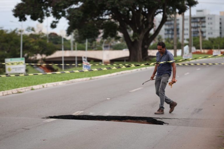 Cratera na Asa Sul: rede de esgoto rompeu 21 anos antes do previsto