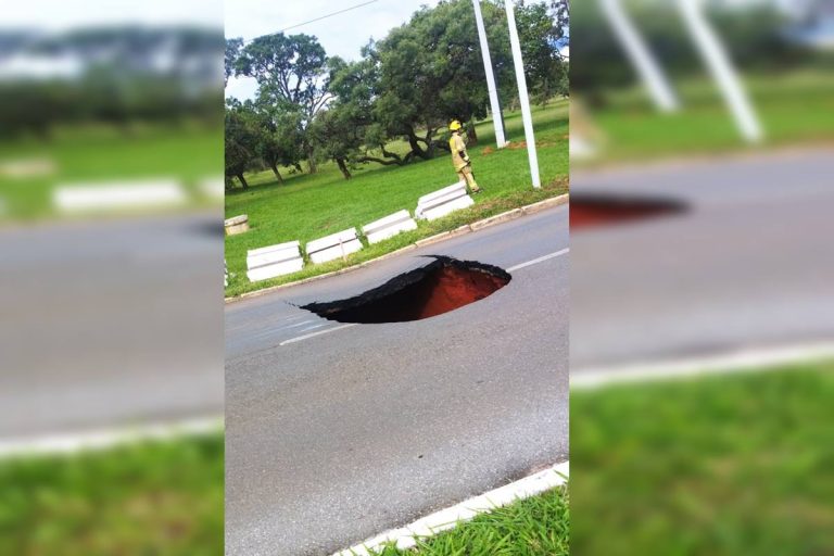 Veja vídeos e fotos da cratera que se abriu em movimentada via do DF