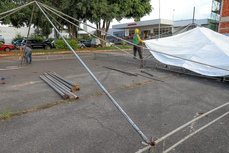 Dengue: Equipes trabalham na montagem de tenda no Guará