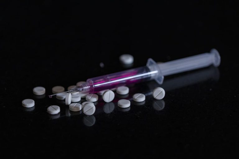 Sem acesso a tratamentos, mulheres trans usam hormônio veterinário prejudicial à saúde