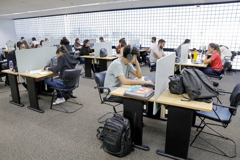 Dobra o número de usuários da Biblioteca Nacional de Brasília em relação a 2023