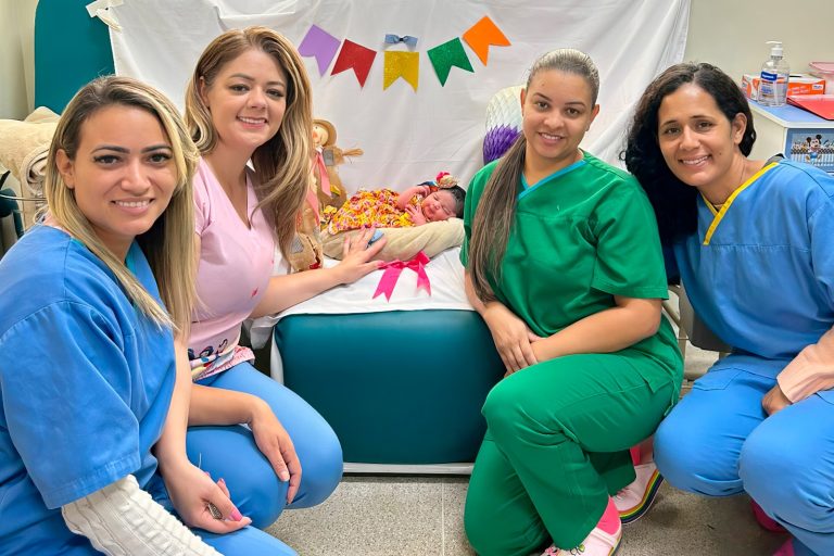 Equipe de enfermagem do HRSM faz ensaio junino com bebês que recebem alta