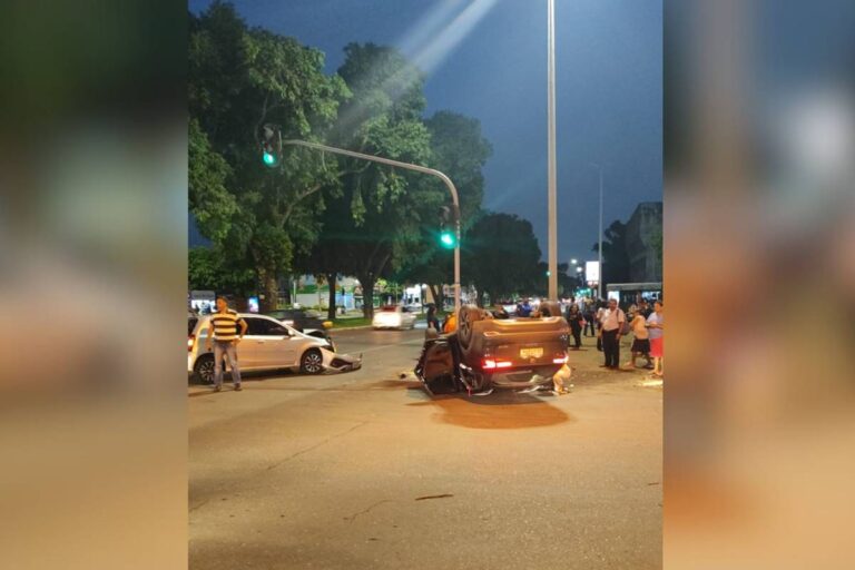 Carro capota e passageira fica presa às ferragens na Asa Norte