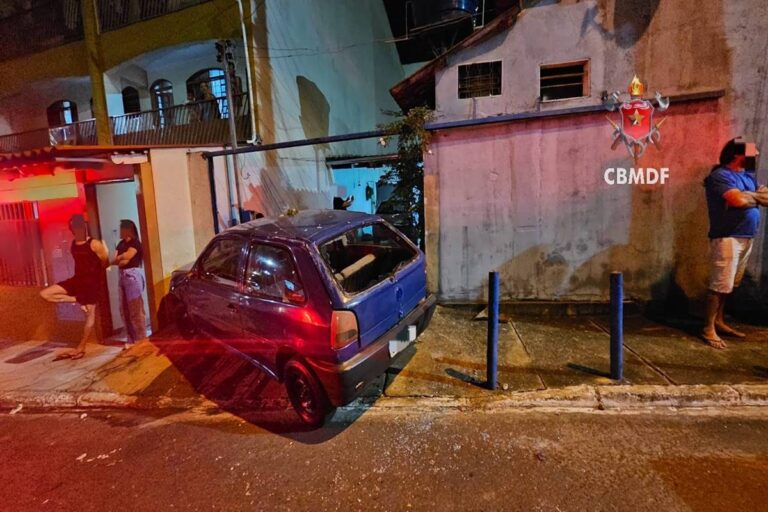 Carro desgovernado atropela mulher, invade calçada e acerta muro no DF