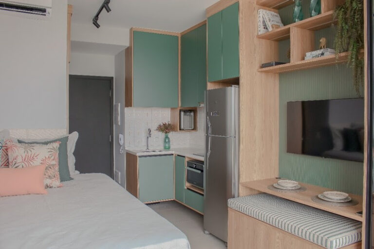 Projeto de arquitetura de estúdio com 24 m² destaca cozinha completa, cama queen size e cantinho do bar