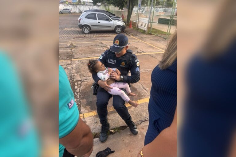 Vídeo: desesperado, pai corre até PMs, que salvam bebê engasgado no DF