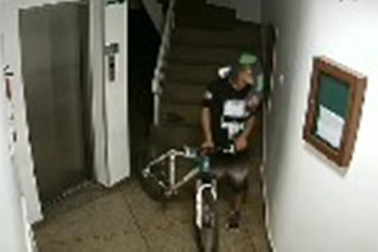 Ladrão é flagrado ao furtar bicicleta e ataca morador com chave fenda