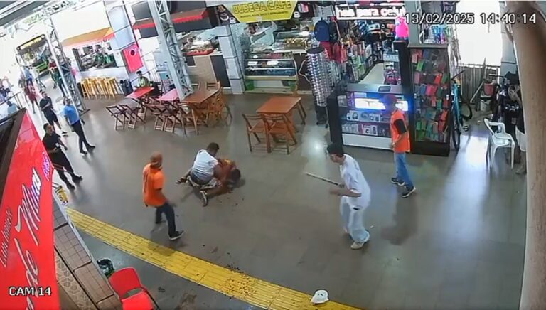 Câmera flagra homens brigando e se esfaqueando em rodoviária no DF