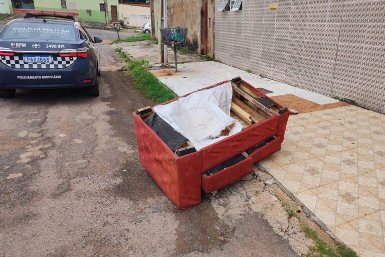 Marido espanca mulher e, enfurecido, joga sofá pela janela de casa
