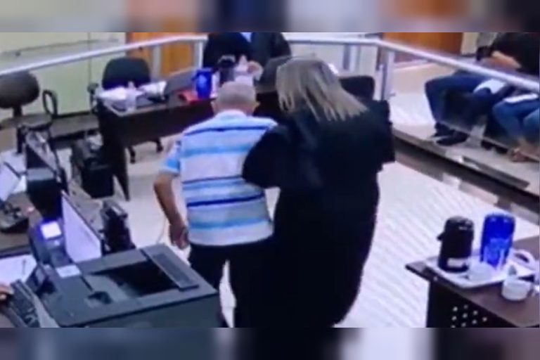 Feminicida finge dificuldade para andar em júri, mas é desmascarado por câmeras. Veja vídeo