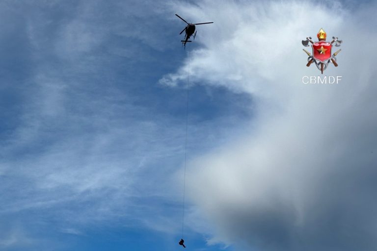 Helicóptero do CBMDF resgata homem que quebrou perna em cachoeira. Veja vídeo