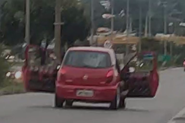 Carro roda com portas abertas e som alto em estrada do DF: “Patifaria”. Veja vídeo