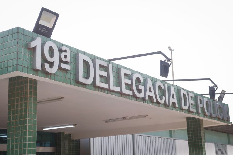 Homem ataca vítima a pauladas e golpes de facão dentro de feira no DF