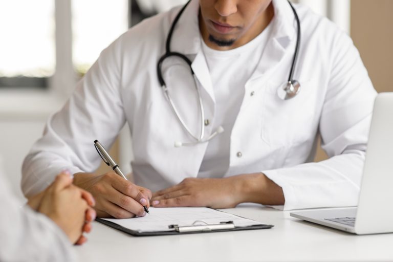 Saúde do DF lança edital para contratar 320 médicos temporários