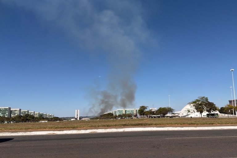 Incêndio em vegetação no Setor de Clubes gera fumaça na Esplanada