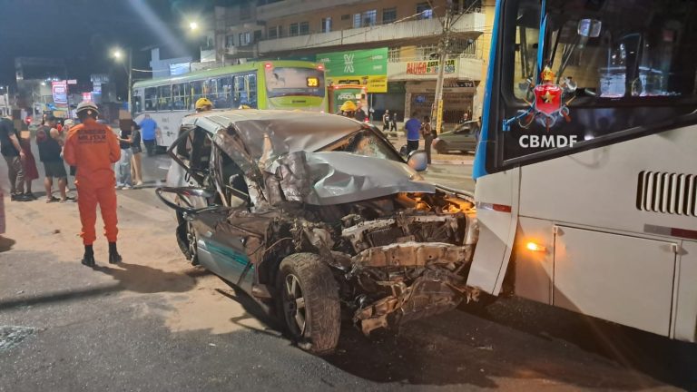 Acidente entre dois ônibus e um carro interdita avenida Hélio Prates