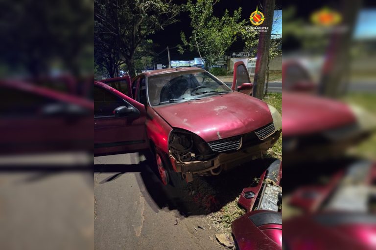 Sem CNH e bêbado, motorista foge de blitz no DF e bate em árvore