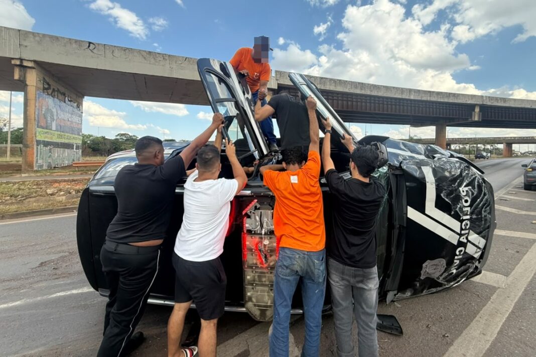 viatura-da-policia-civil-do-df-capota-e-deixa-um-agente-ferido