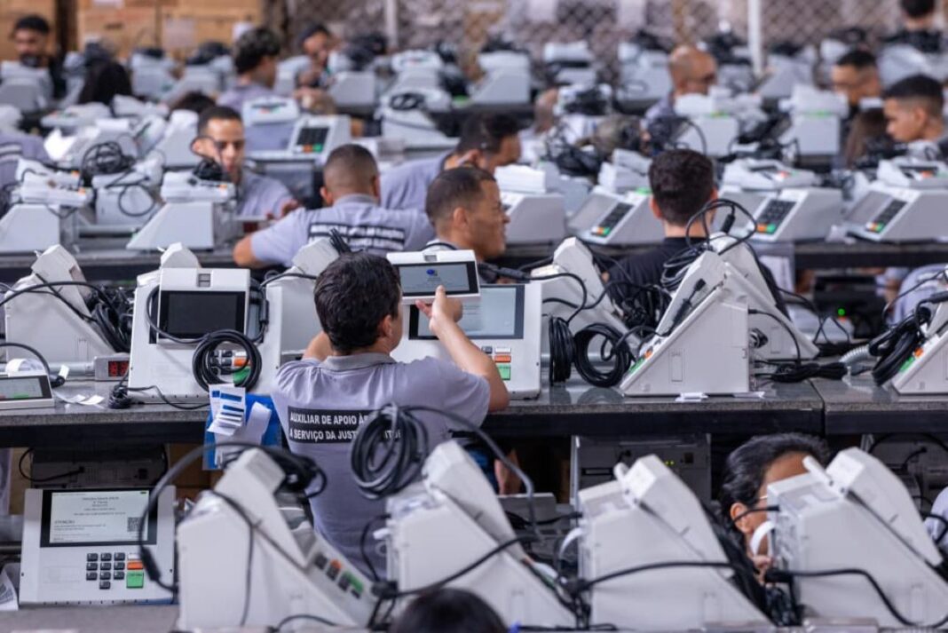 tre-df-inicia-carga-e-lacracao-de-mais-de-6-mil-urnas-para-eleicoes