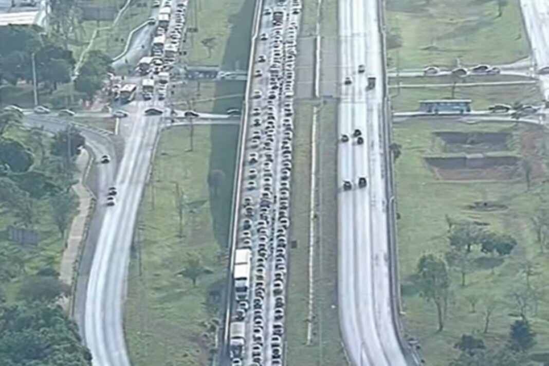 acidente-na-br-020-interdita-faixa-e-trava-transito-no-sentido-plano-piloto