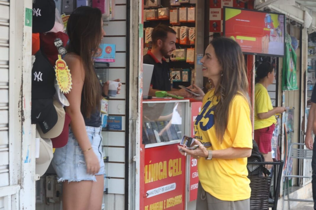 em-caminhada,-paula-belmonte-fala-sobre-moradia-e-seguranca-publica